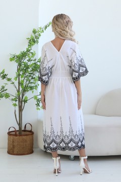 Платье белого цвета с контрастной вышивкой Wisell(фото4)